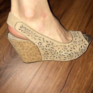 Kenneth Cole tan wedges